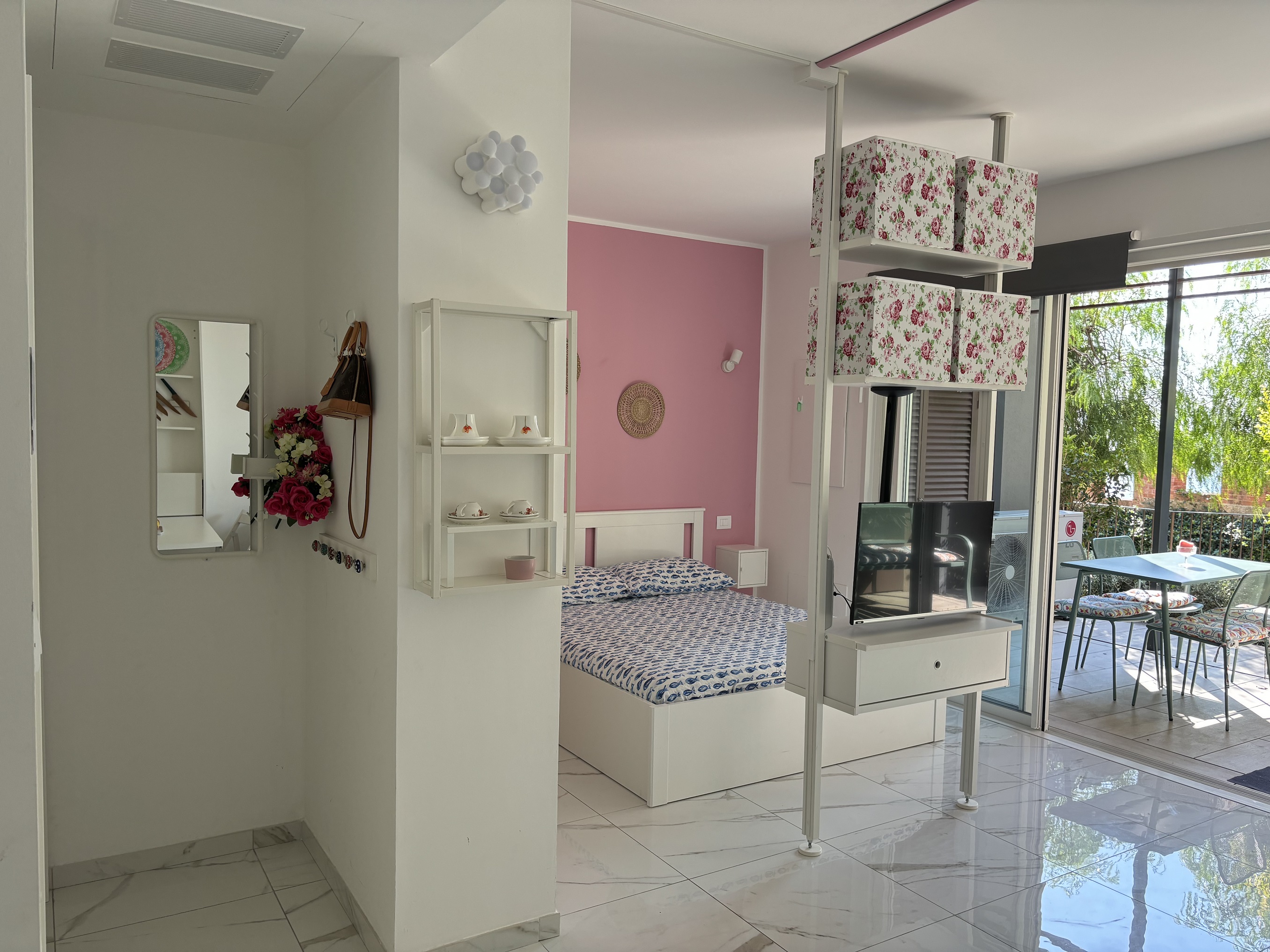 Nice studio flat equipped with every comfort. Located on the ground floor, it has a double bed, an equipped kitchenette, a sofa bed and a spacious terrace.
Ideal for 3 people.
Pets are not allowed.
Linen and private parking included in the price.
Energy studio 3a
